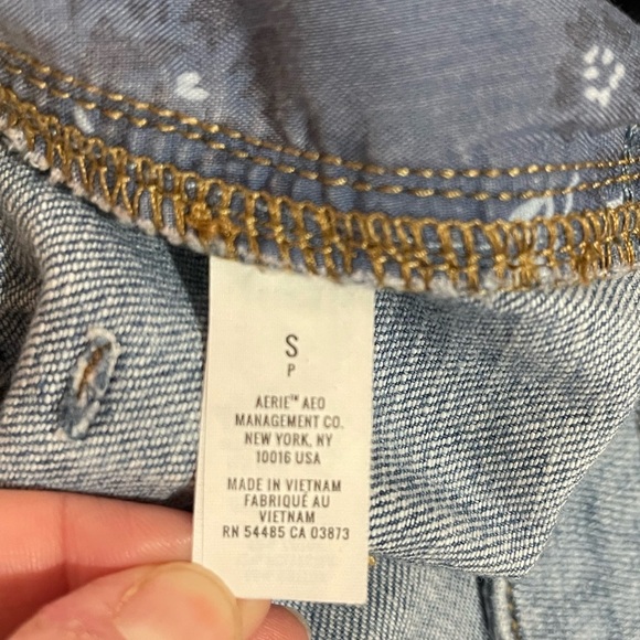 Women’s Aerie light wash distressed jean shorts small - Picture 4 of 4